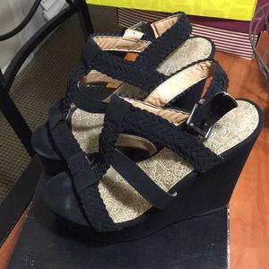 Black wedges